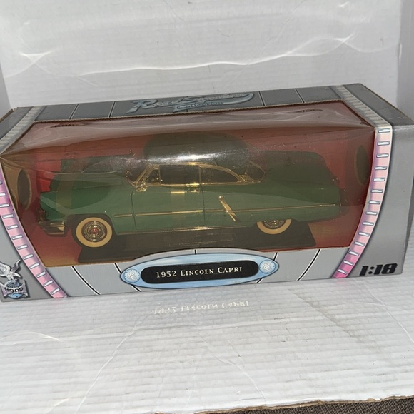 LE238 ROAD SIGNATURE 92808 Voiture 1/18 1:18 Lincoln capri 1952 verte Brand New